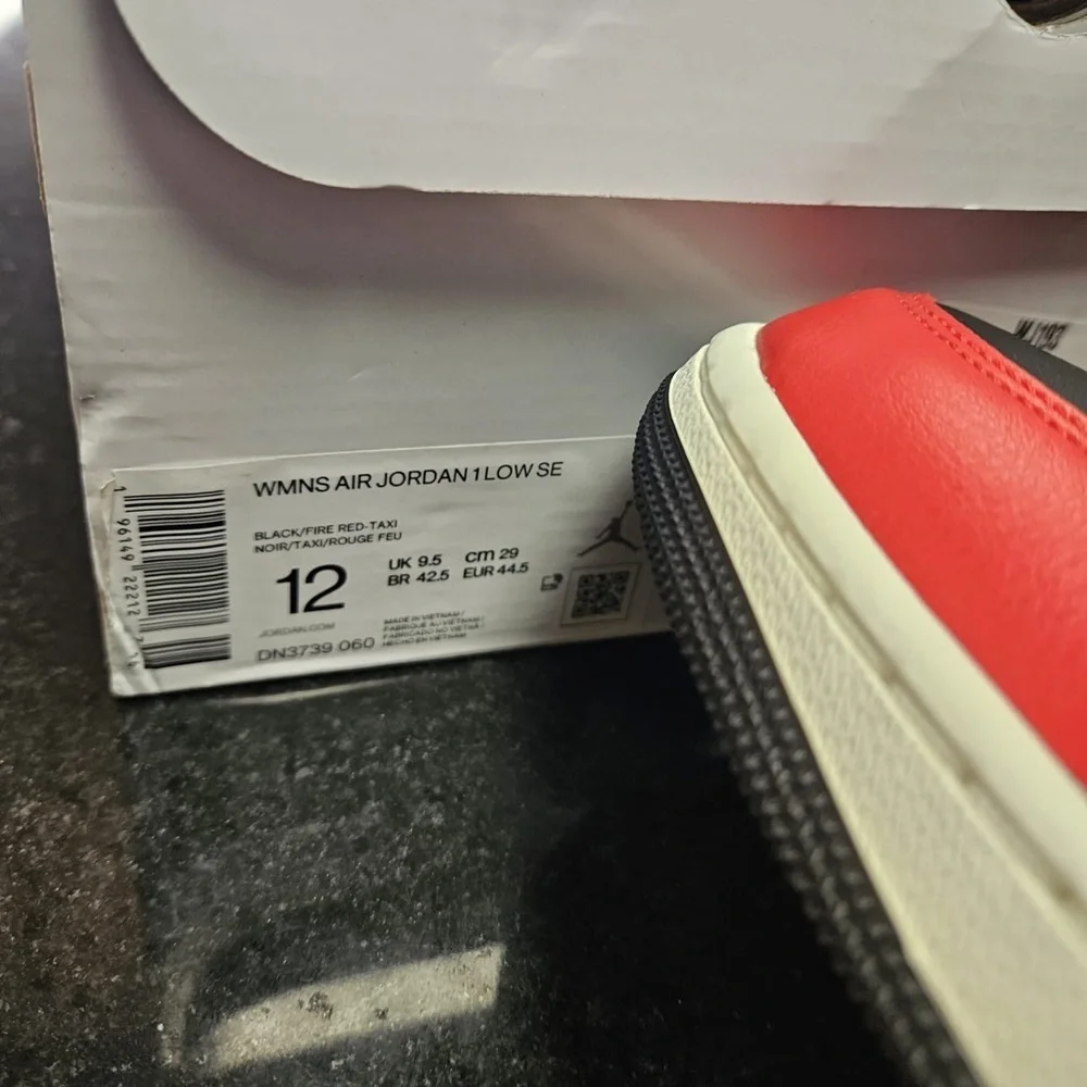 Sz 10.5 M / sz 12W Jordan 1 Low SE 